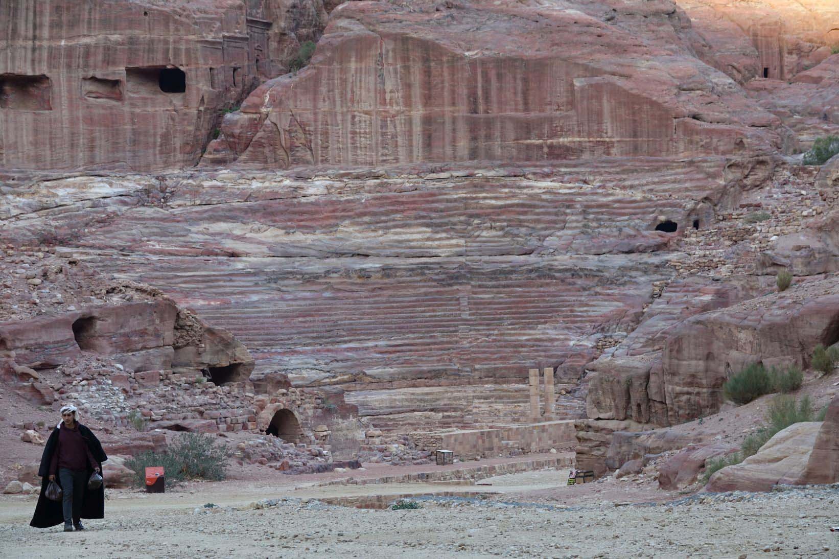 amphiteater in petra in den felsen gehauen